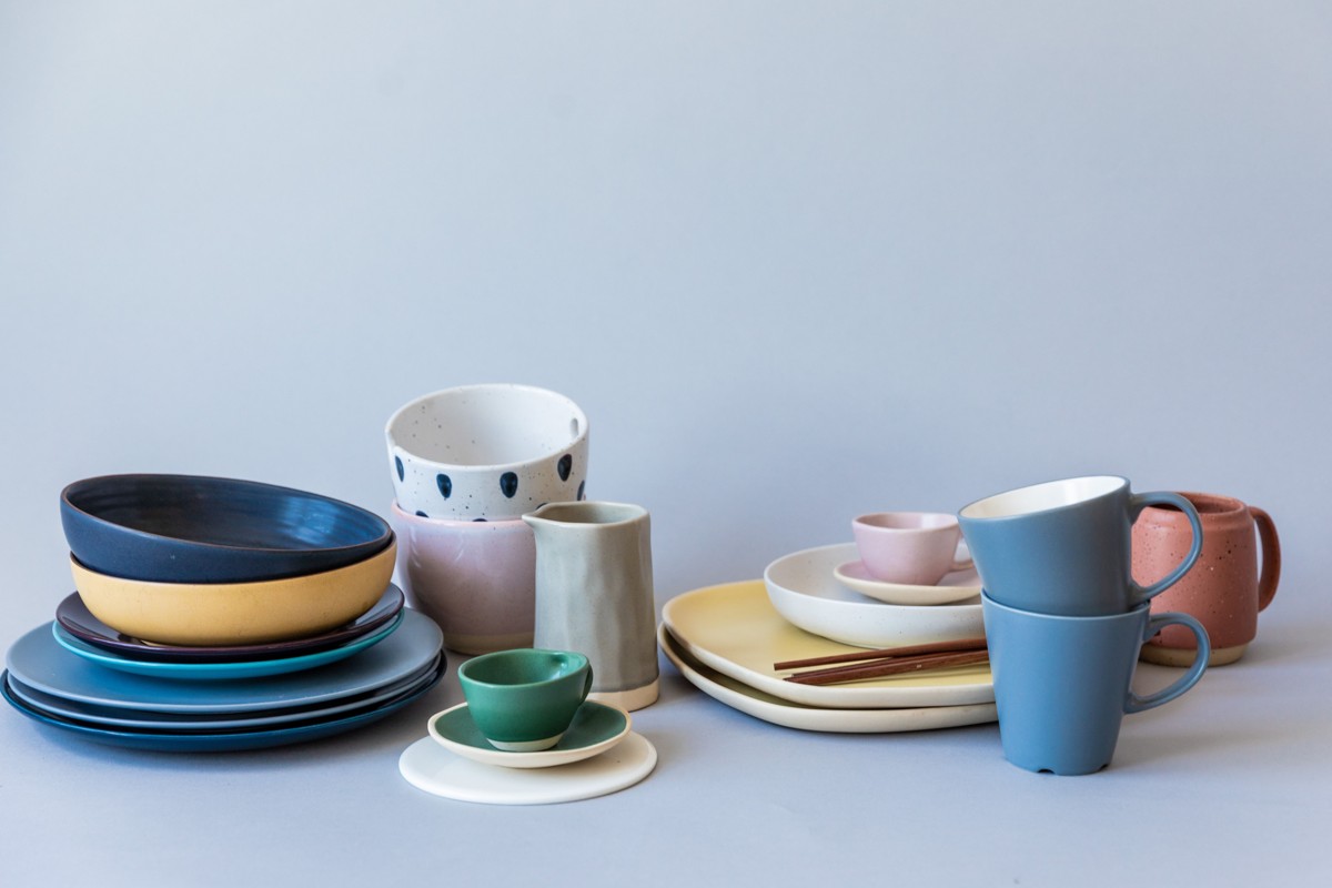 Vaisselle en céramique colorée